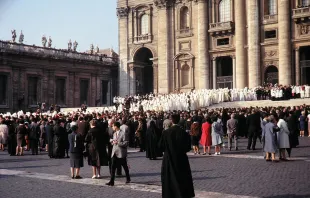 A procession of Council Fathers at the opening of Vatican II, Oct. 11, 1962. Peter Geymayer via Wikimedia (public domain)