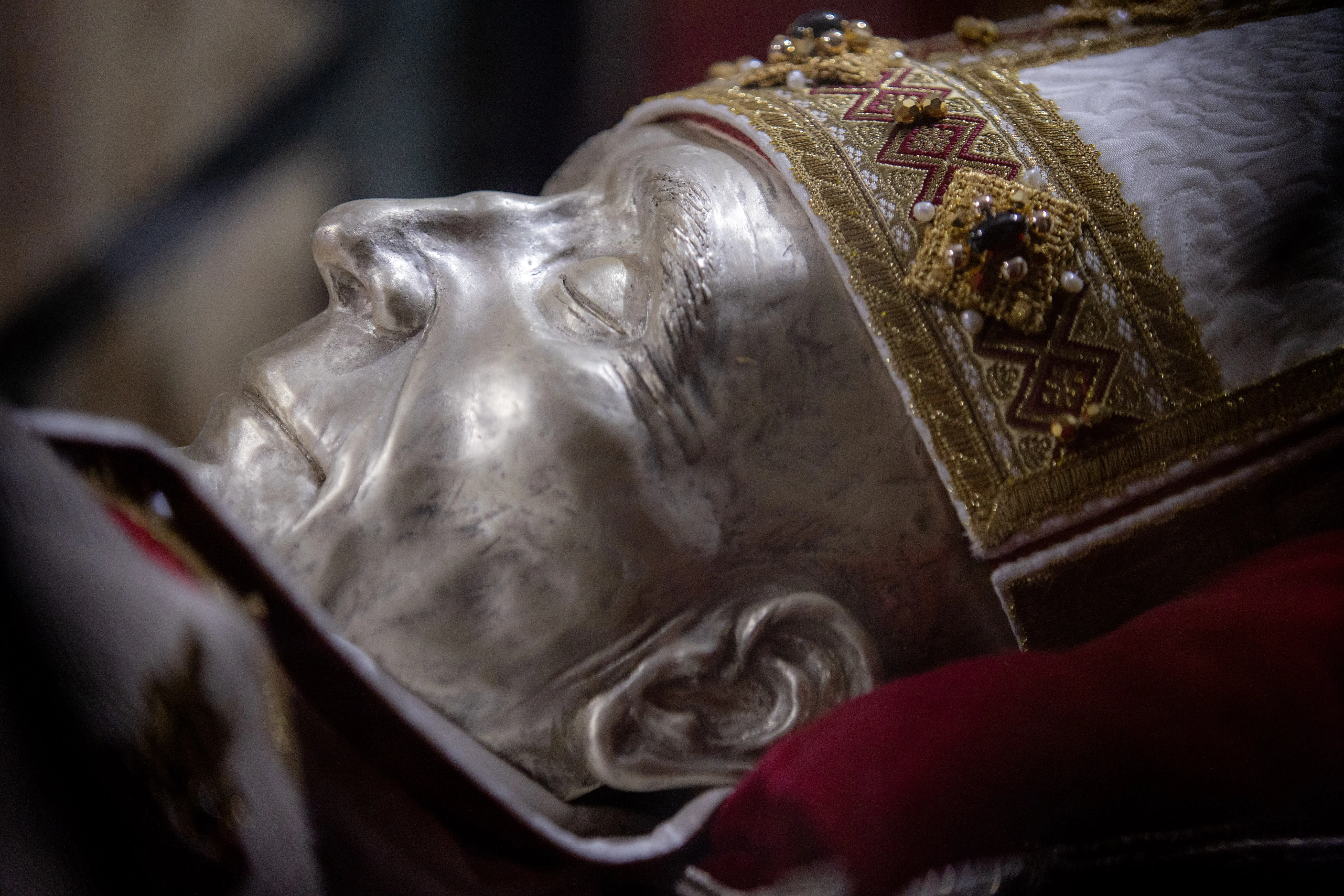 Pope Celestine V was canonized in 1313 and since 1327 has been buried in the Basilica of Santa Maria di Collemaggio in L'Aquila.?w=200&h=150