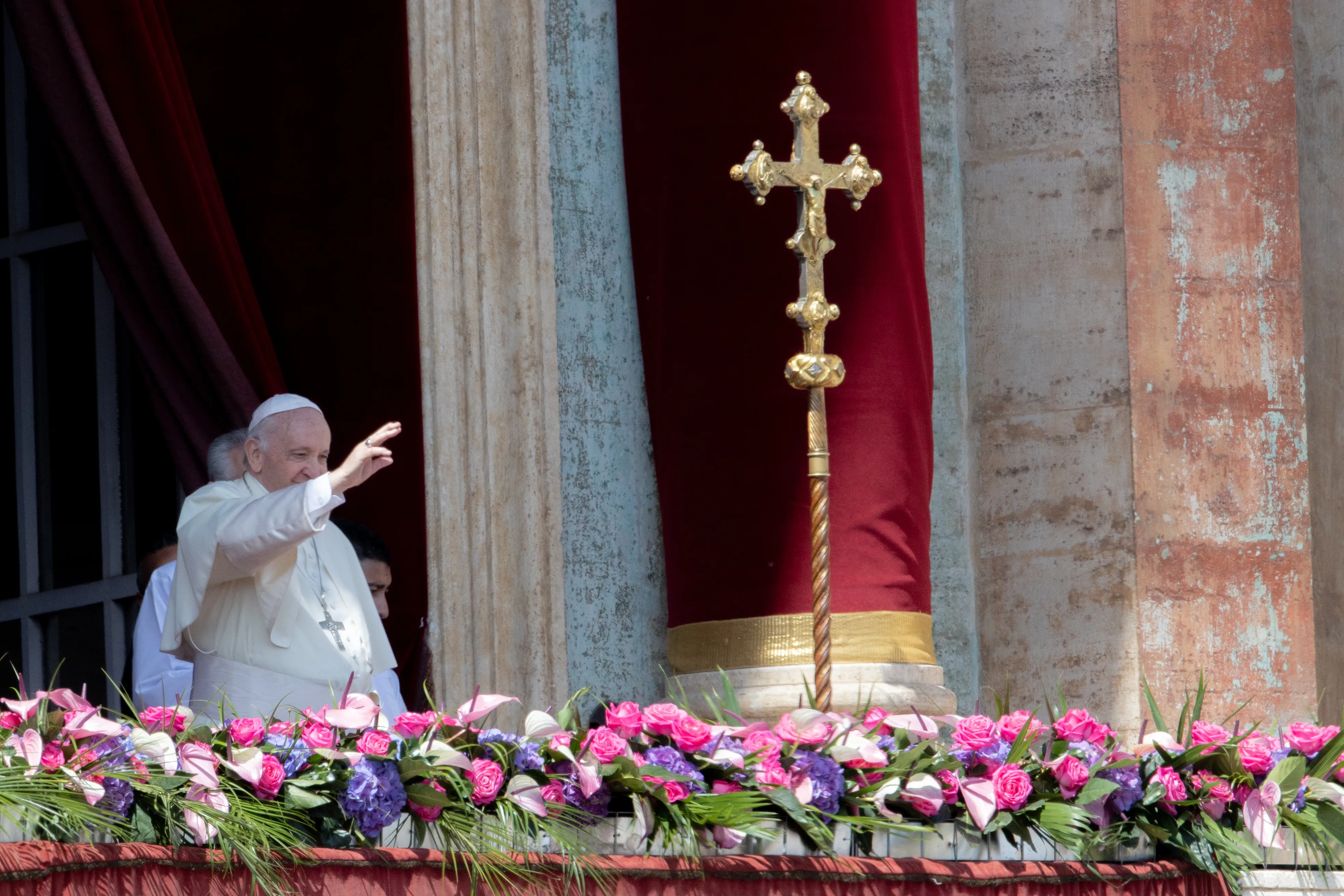 Pope Francis gives the Urbi et Orbi blessing for Easter 2022. Daniel Ibanez/CNA