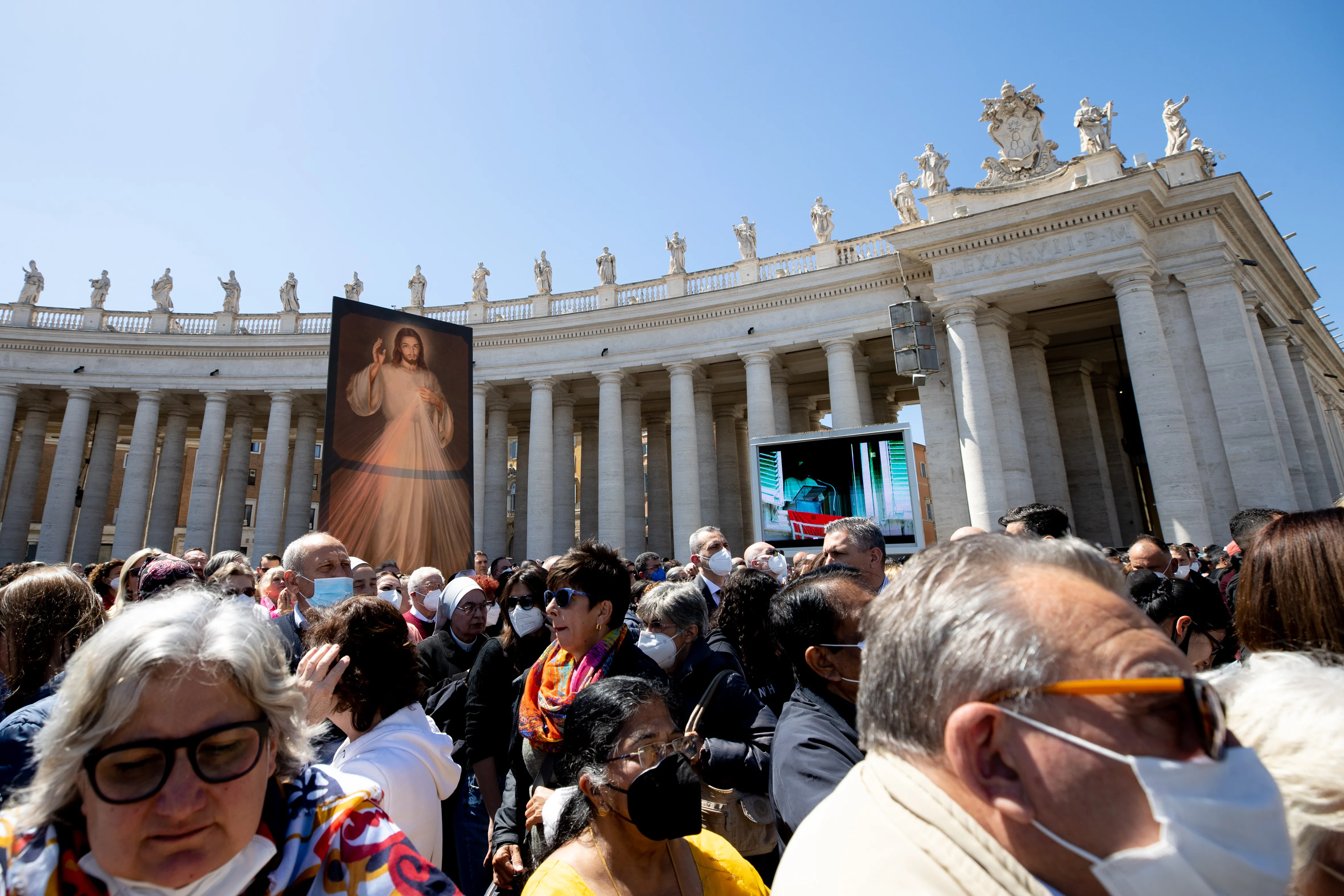 Crowds in St. Peter's Square on Divine Mercy Sunday, April 24, 2022, listen to Pope Francis' Regina Caeli reflection. Daniel Ibáñez | CNA