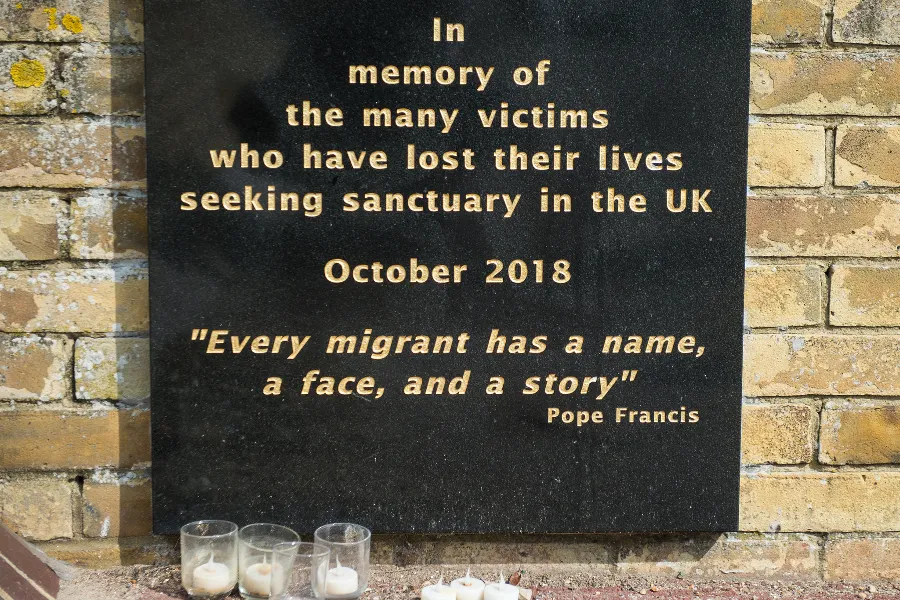 A memorial plaque for migrants who have died in the English Channel in Dover, Kent. Mazur/cbcew.org.uk.