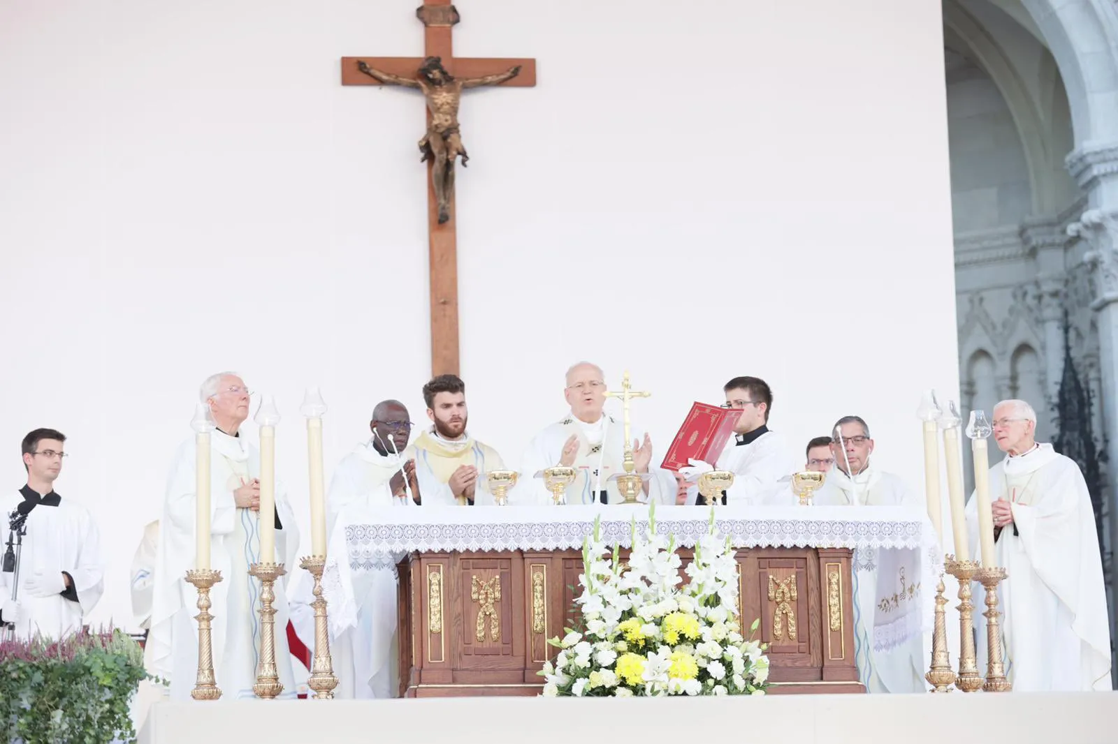 Cardinal Erdo offers Mass at the International Eucharistic Congress. EWTN