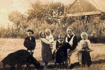 Wiktoria Ulma with six of her children
