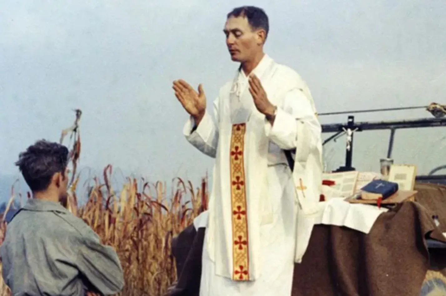 Father Emil Kapaun celebrates Mass using the hood of a Jeep as his altar on Oct. 7, 1950./ Public Domain.
