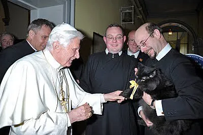 Benedict XVI greeted a fluffy black cat named Pushkin during his visit to the Birmingham Oratory established by St. John Henry Newman.?w=200&h=150