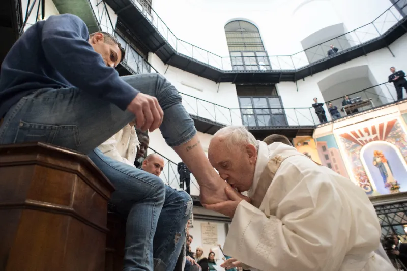 Pope Francis will wash feet of 12 prisoners on Holy Thursday 2022