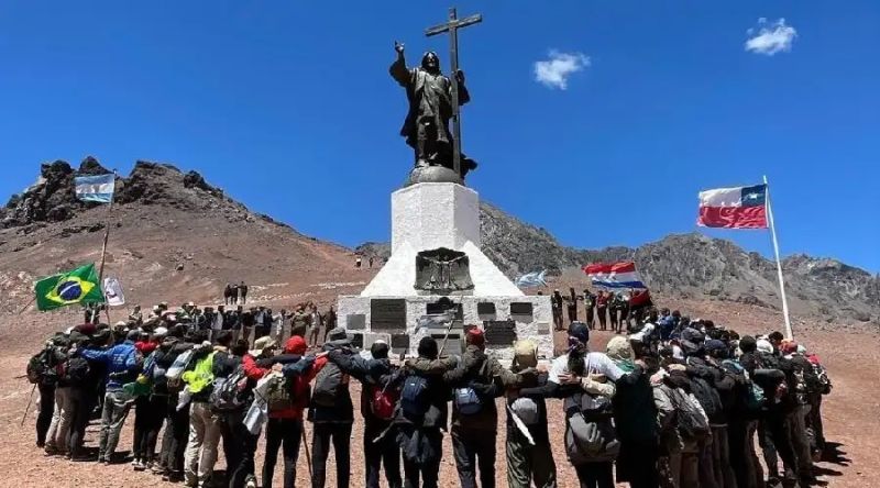 More than 100 pilgrims cross the Andes in a show of love for the Virgin Mary