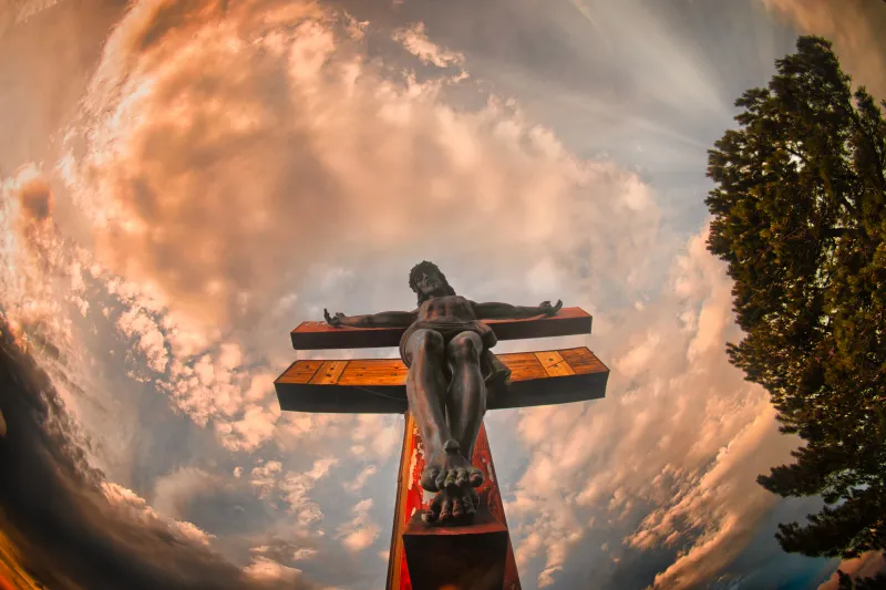 Here’s the story behind the viral photo of Ukrainian man hugging crucifix