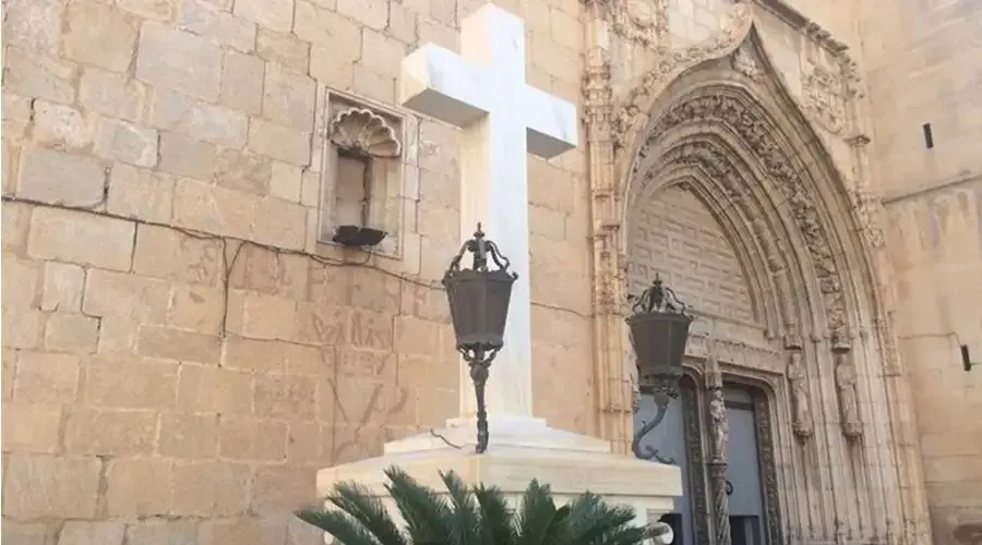 Cross in the square of the church of San Martín, in Callosa de Segura, Spain. Credit: Citizen Platform in Defense of the Cross