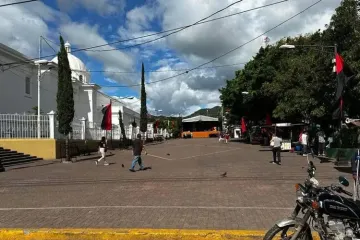Flags of the Sandinista dictatorship in front of Matagalpa Cathedral