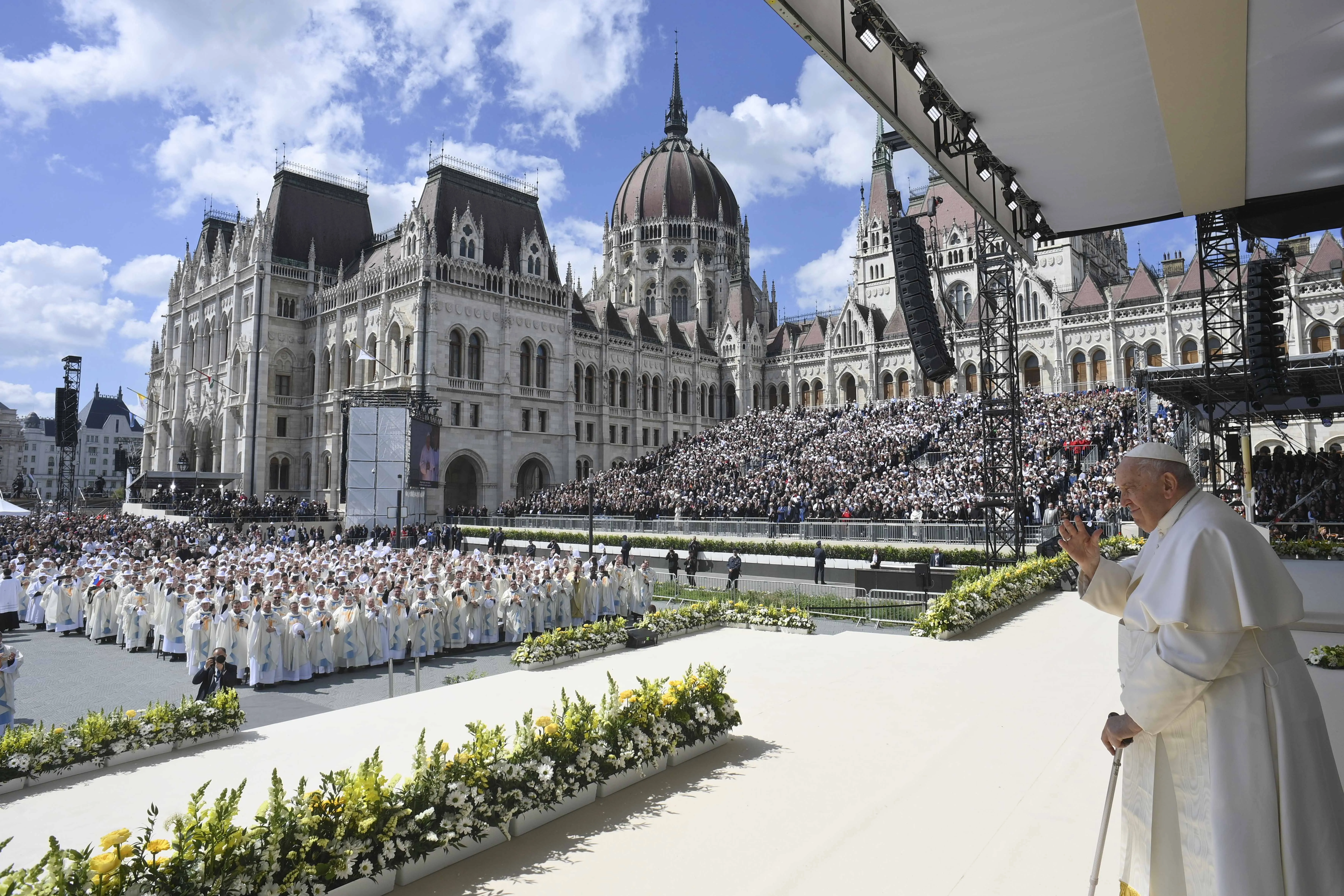 Pope Francis stands on an altar erected outside the Parliament Building in Budapest's Kossuth Lajos' Square during a public outdoor Mass on April 30, 2023.?w=200&h=150