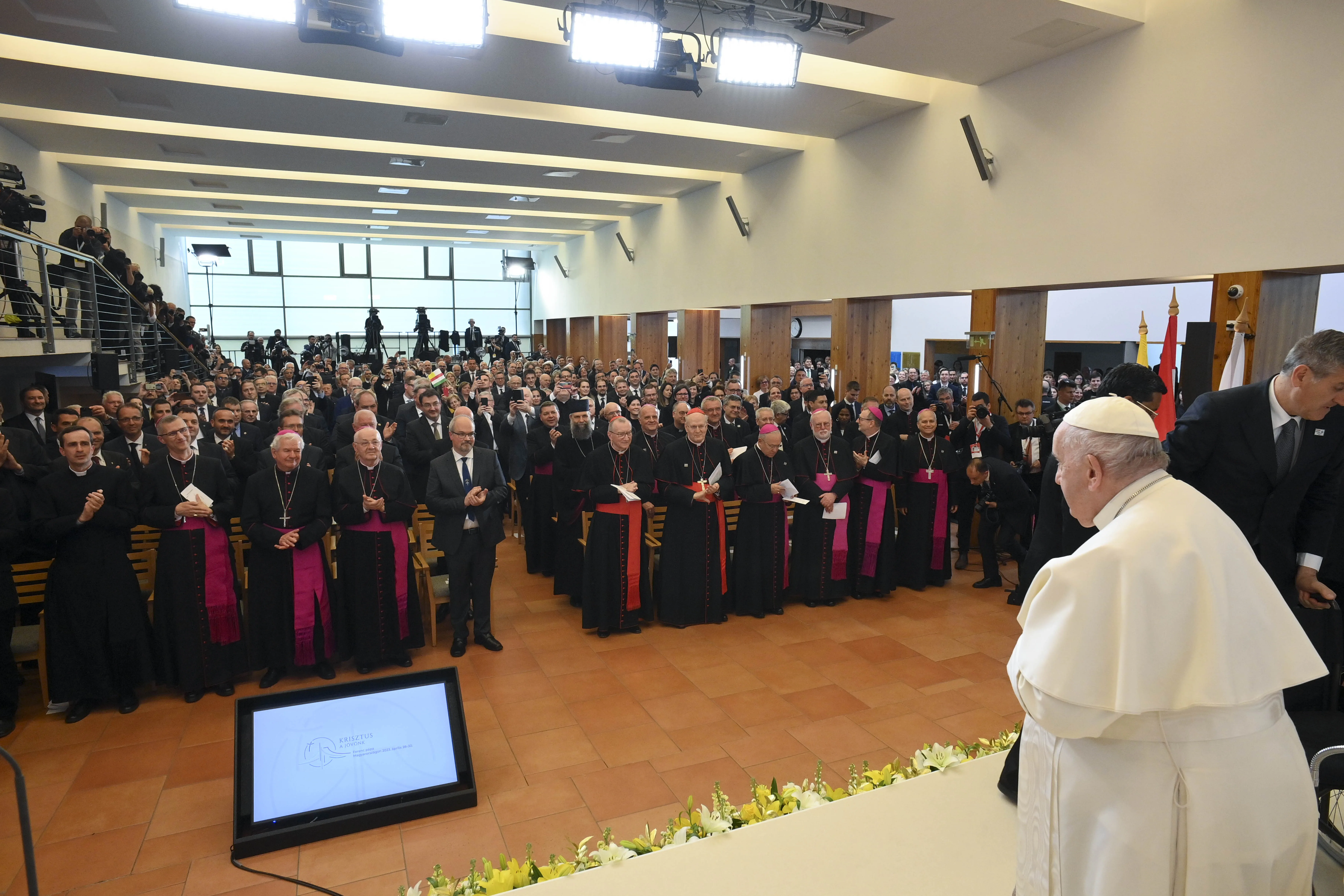 On April 30 the pope addressed around 250 people, including 30 students, from the Faculty of Information Technology and Bionics at the Pázmány Péter Catholic University in Budapest. Vatican News