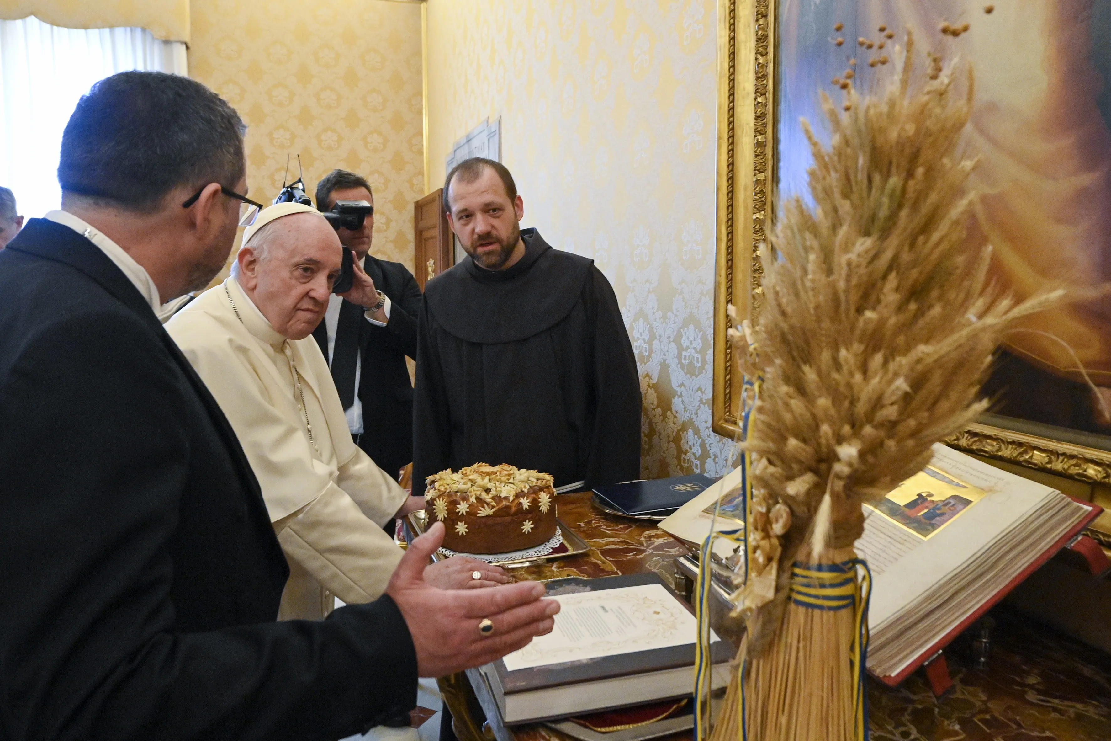 Ukraine's ambassador to the Holy See, Andrii Yurash, presents Pope Francis with gifts on April 7, 2022. Vatican Media