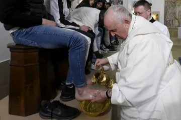 Francis washes feet Holy Thursday 2023
