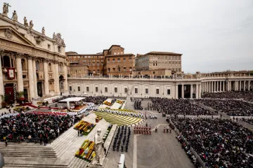 Dutch flowers decorate St. Peter’s Square for Easter Sunday Mass 2019