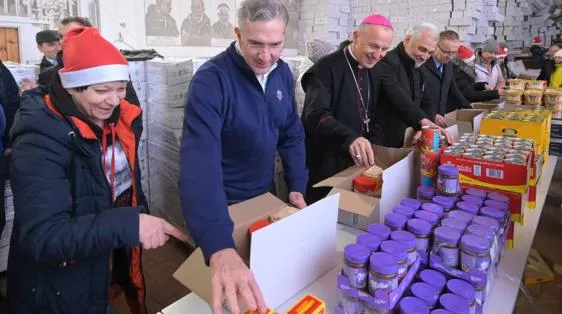 Supreme Knight Patrick Kelly of the Knights of Columbus helped assemble care packages prepared for Ukraine alongside Ukrainian refugees and Bishop Stolarczyk of Radom, Poland.?w=200&h=150