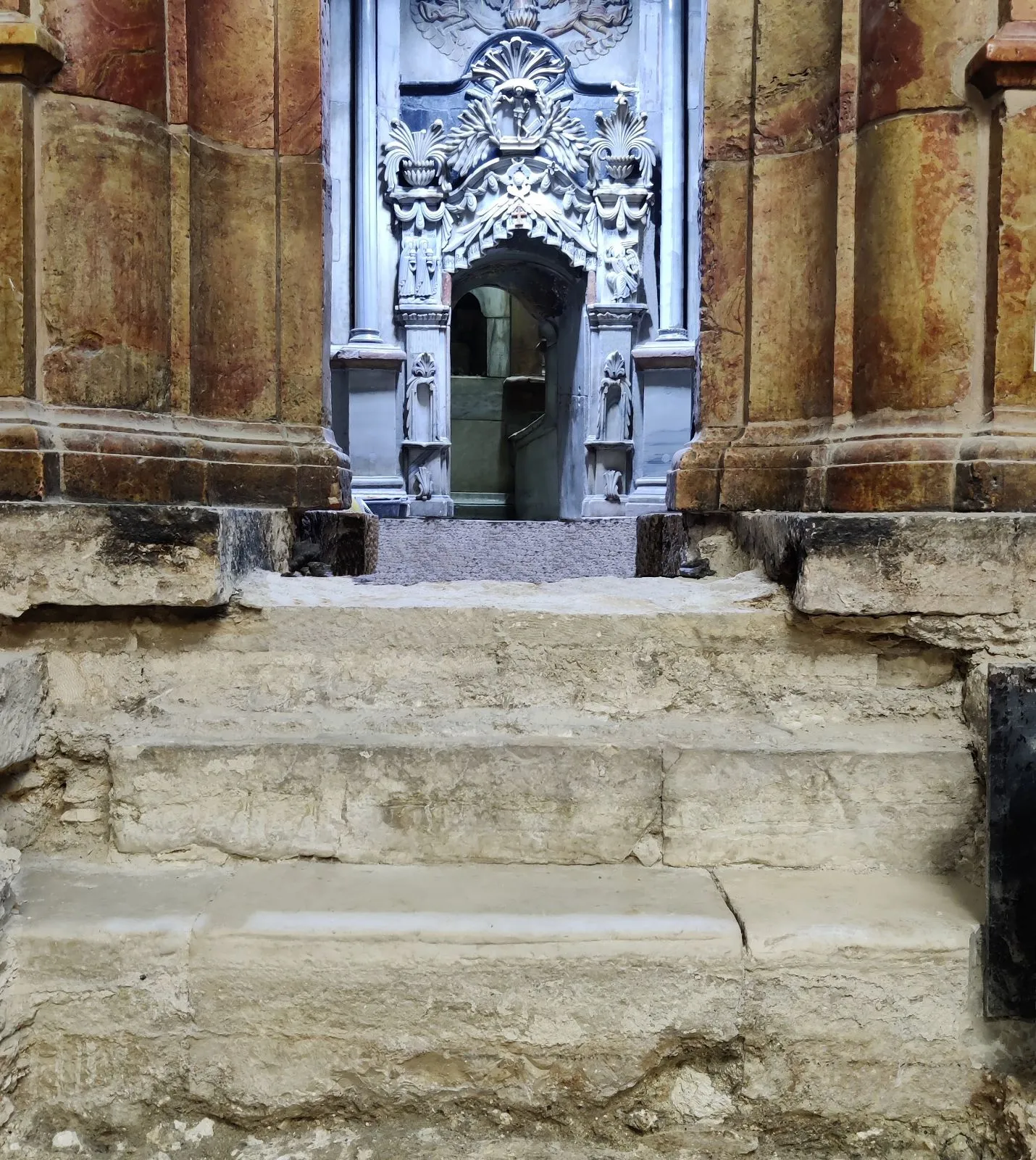 The marble steps -- Monumentalization of the edicule in the early Christian period. Photo credit: Archivio Università La Sapienza