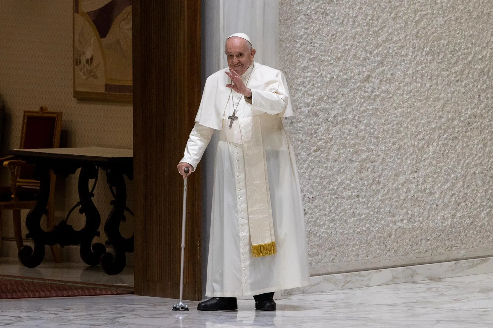 Pope Francis walked with a cane into Paul VI Hall for his Wednesday audience on Aug. 3, 2022.?w=200&h=150