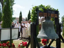 Bishop Gebhard Fürst blesses the bell from St. Albertus Magnus in Oberesslingen in front of the church in Żegoty (Siegfriedswalde), Germany, which has now returned to its homeland of Poland.