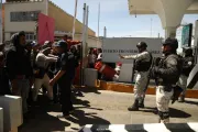 migrants storm El Paso bridge