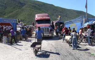 A border crossing between Haiti and the Dominican Republic near Jimaní in November 2014. Jos1950 via Wikimedia (CC BY-SA 4.0)