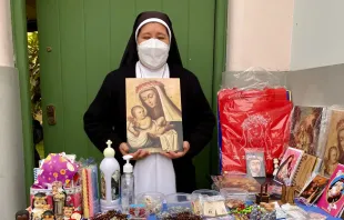 A member of the Dominican Sisters’ Congregation of St. Rose of Lima in northern Italy sells prints at the Santa’s Sanctuary of Lima. Photo credit: Abel Camasca/ACI