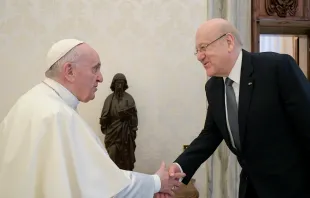 Pope Francis met Lebanese Prime Minister Najib Mikati on Nov. 25. Vatican Media/CNA
