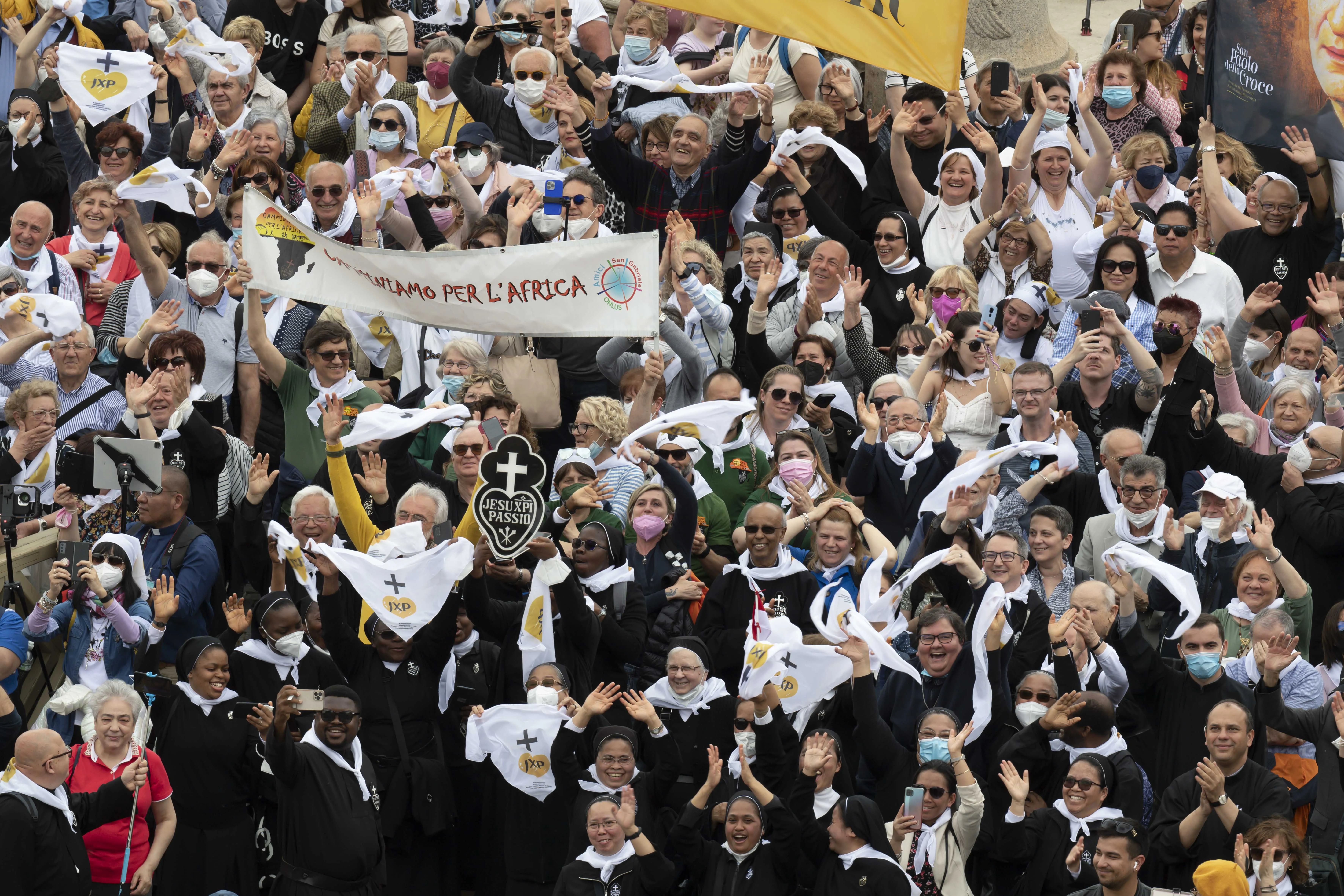 Pilgrims in St. Peter's Square on May 8, 2022. Vatican Media