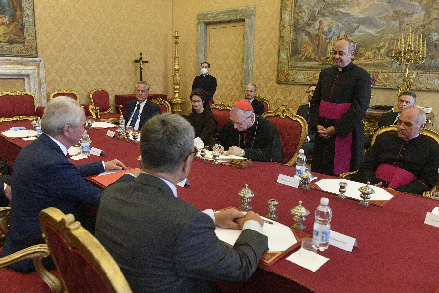 Vatican Secretary of State Cardinal Pietro Parolin signs a memorandum of understanding on the renovation of the Swiss Guards’ barracks on May 4, 2022. Vatican Media.