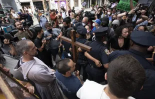 Father Fidelis Moscinski (lower left, standing behind the cross), a well-known pro-life activist and priest of the Franciscan Friars of the Renewal (CFR) is seen during a tense standoff between pro-life and pro-abortion demonstrators in Lower Manhattan on July 2, 2022. The pro-life marchers were trying to reach a Planned Parenthood abortion clinic where they planned to hold a prayer vigil, and the pro-abortion demonstrators were trying to block their path. Jeffrey Bruno/CNA