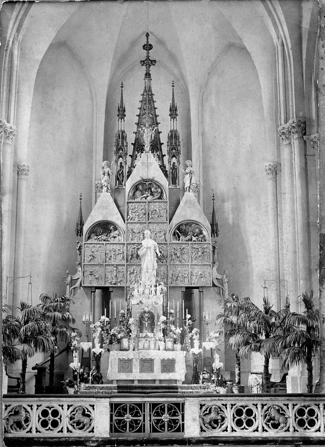 The altar of the Cathedral of the Immaculate Conception in Moscow, pictured before 1917. Public Domain.