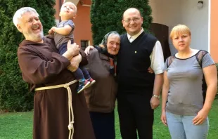 Ukrainian refugees at the house of the Capuchin friars in Slovakia with Brother Martin Azzopardi (second from the right). Photo Courtesy of Brother Martin Azzopardi, SDC.