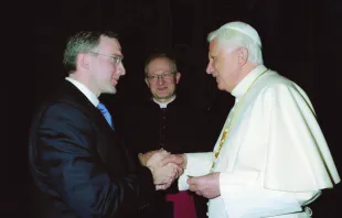 The future Supreme Knight Patrick E. Kelly greeting Pope Benedict XVI, April 5, 2008. L’Osservatore Romano
