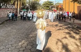 The vicar of the Archdiocese of Santa Cruz takes the Blessed Sacrament in procession through the streets of Santa Cruz, Bolivia, Oct. 30, 2022. Photo credit: Archdiocese of Santa Cruz