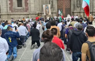 Hundreds of men pray in Santo Domingo Plaza on June 25 at the first-ever Men's Rosary in Mexico City. Photo courtesy of Martín Orive