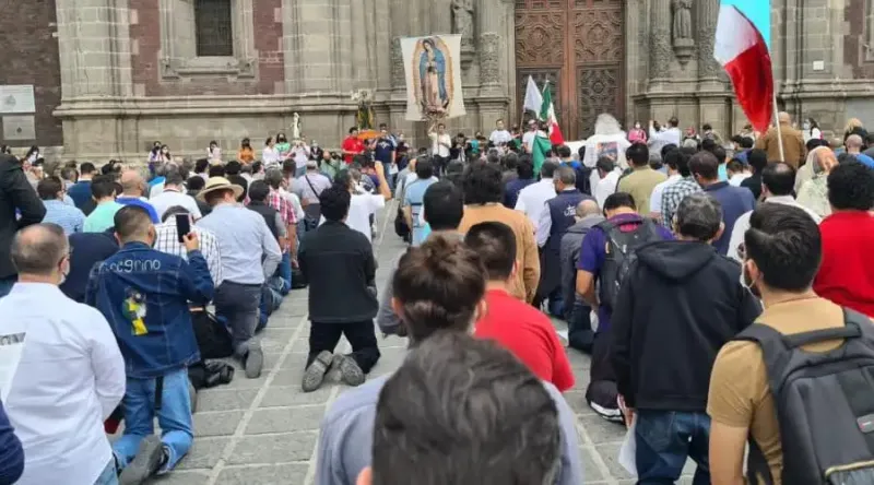 Hundreds of men gather to pray the rosary in Mexico City
