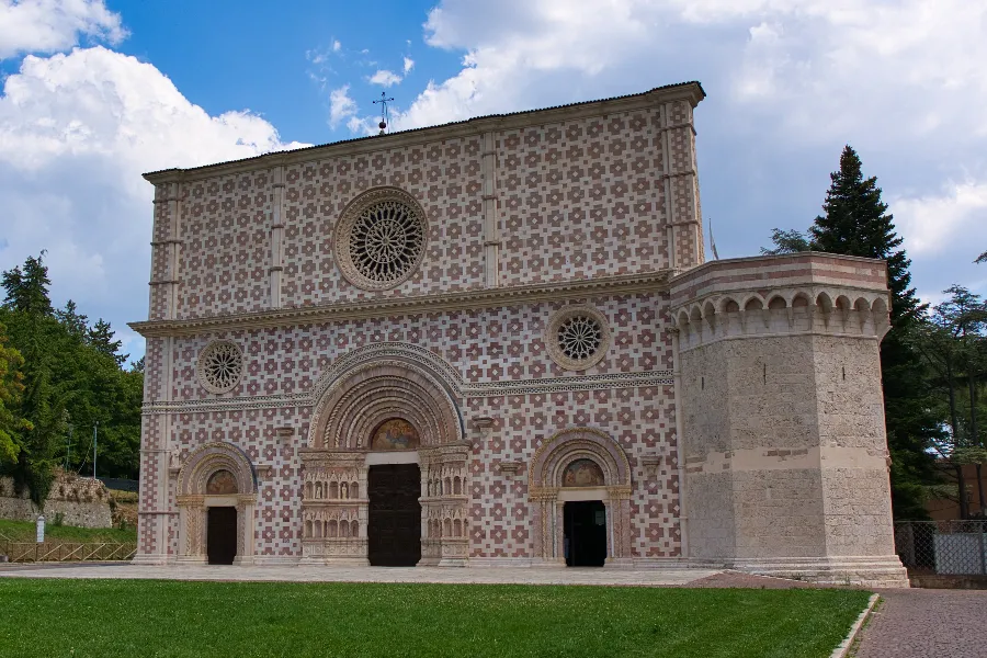Santa Maria di Collemaggio in L’Aquila, Italy, pictured in 2020. RenanGreca via Wikimedia (CC BY-SA 4.0).