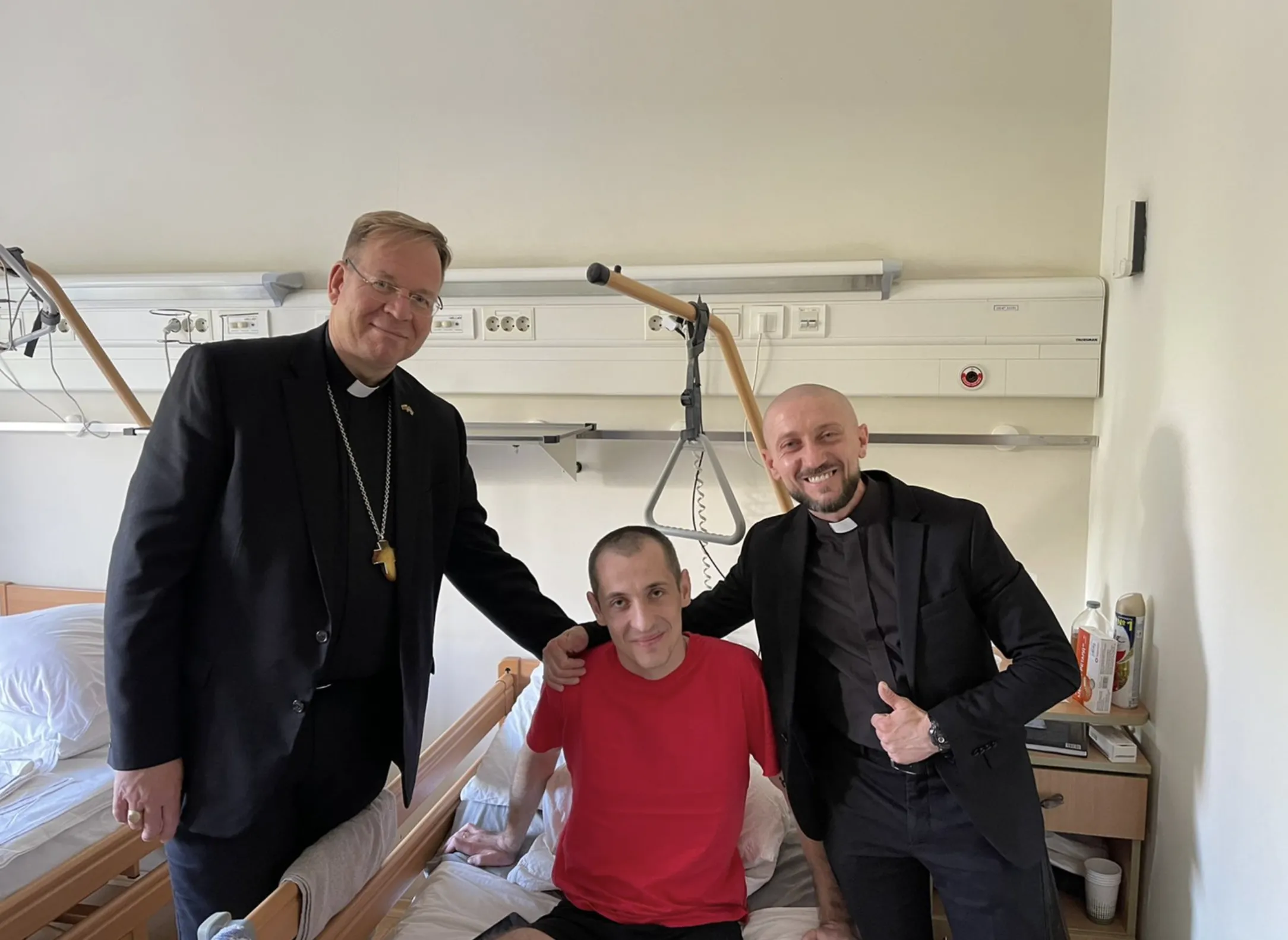 Archbishop Gintaras Grušas, accompanied by Father Andriy Zelinsky of the military chaplaincy, met wounded Ukrainian soldiers and their families.?w=200&h=150