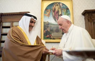 Sheikh Khalid bin Ahmed Al Khalifa, special envoy of the King of Bahrain, meets Pope Francis. Vatican Media.