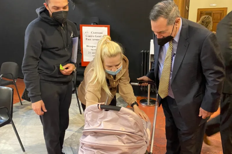 US ambassador to the Holy See meets Ukrainian refugee born in bomb shelter