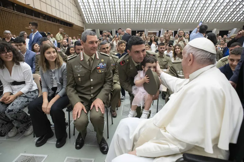 Pope Francis thanks army brigade for protecting pilgrims to the Vatican