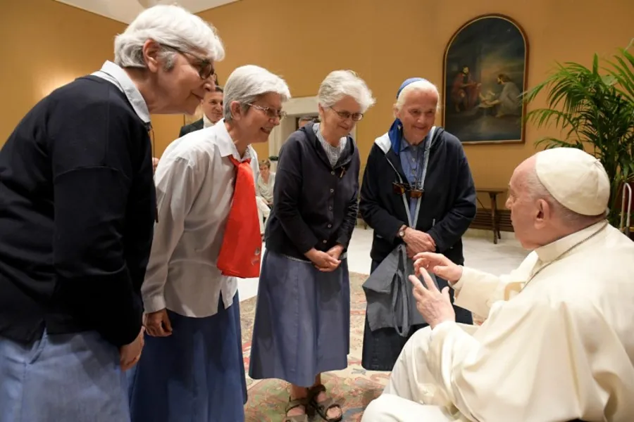 Pope Francis meets members of the Charles de Foucauld Spiritual Family Association in the study of the Paul VI Hall, May 18, 2022.?w=200&h=150