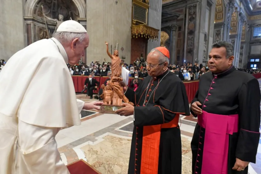 Pope Francis meets with the Sri Lankan community in Italy in St. Peter’s Basilica, April 25, 2022.?w=200&h=150