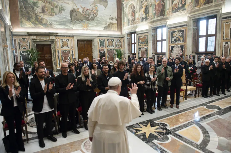 Pope Francis tells young adults to hold onto hope as Advent nears