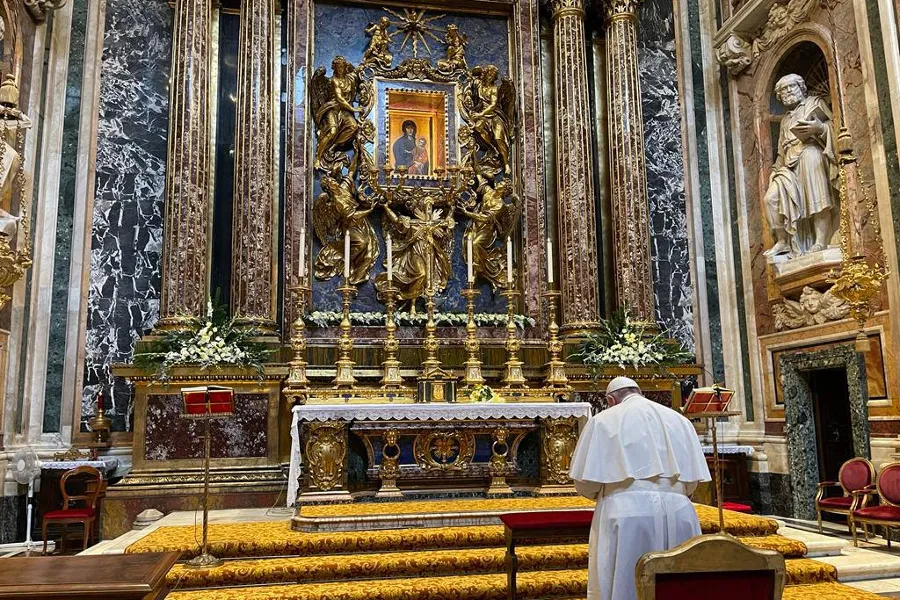 Pope Francis prays before the icon Salus Populi Romani at the Basilica of St. Mary Major in Rome after returning from Greece, Dec. 6, 2021. Vatican Media.